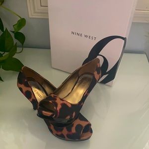 Platform peeptoe pump